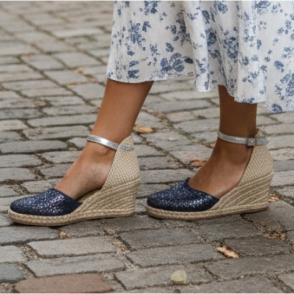 Chic Navy Espadrille Wedges